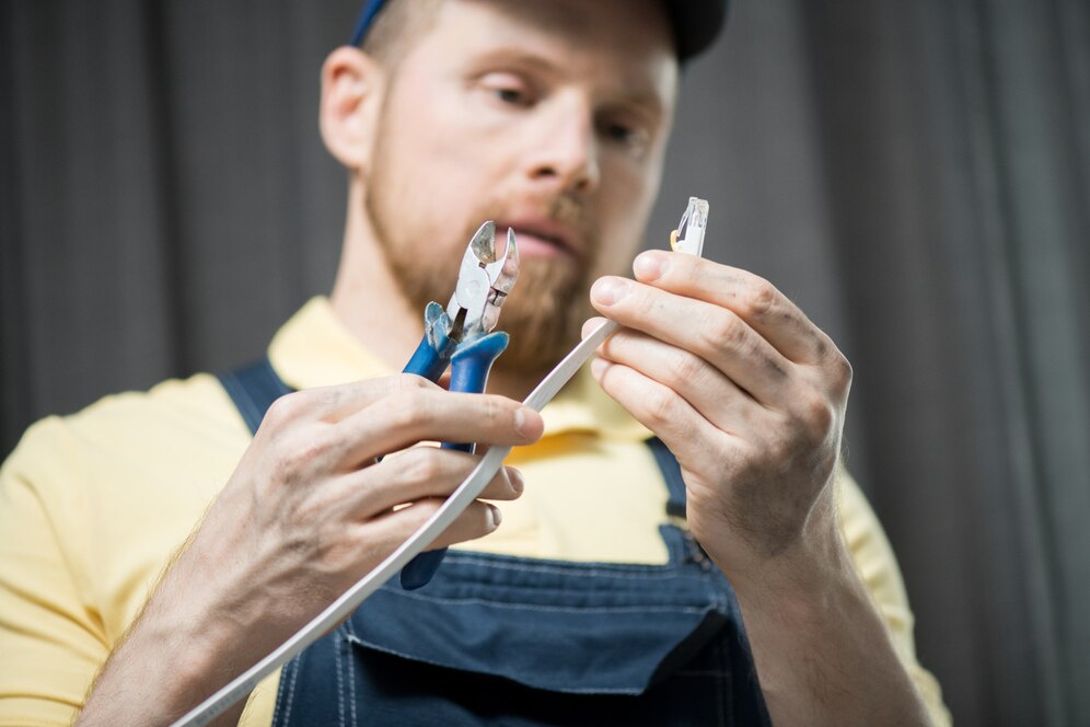 man checking power cable 236854 8296 1