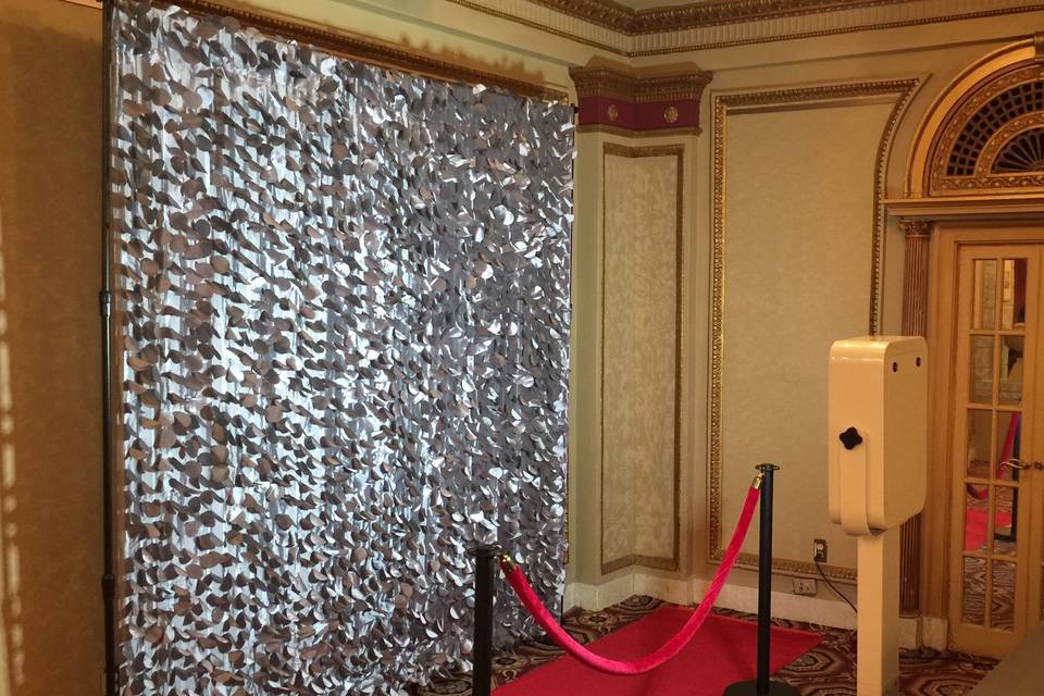 Why are interactive photo stations popular at events?